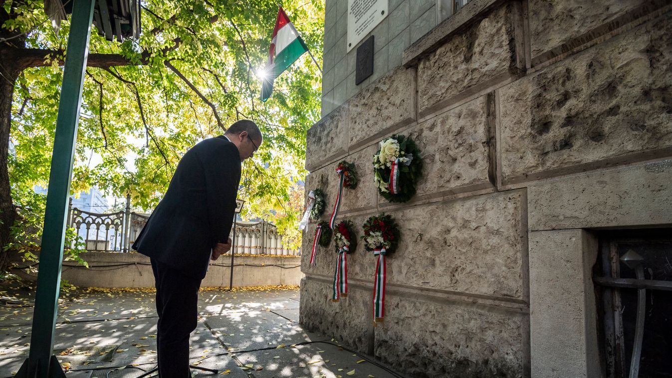 A forradalomra emlékeztek az Írószövetség székházánál