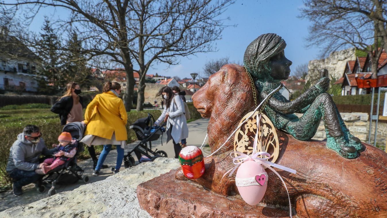 A veszprémi miniszobrok is húsvéti díszbe öltöztek az ünnepen