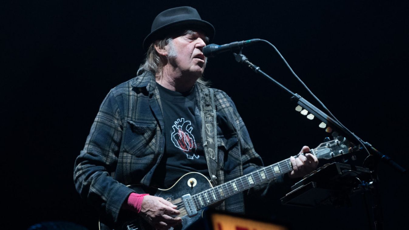 Neil Young jogi lépéseket tett kampányeseményeken használt dalai ügyében