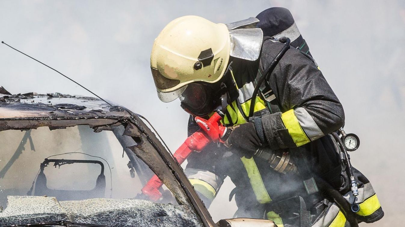 Kigyulladt egy autó Ajkán (frissítve)