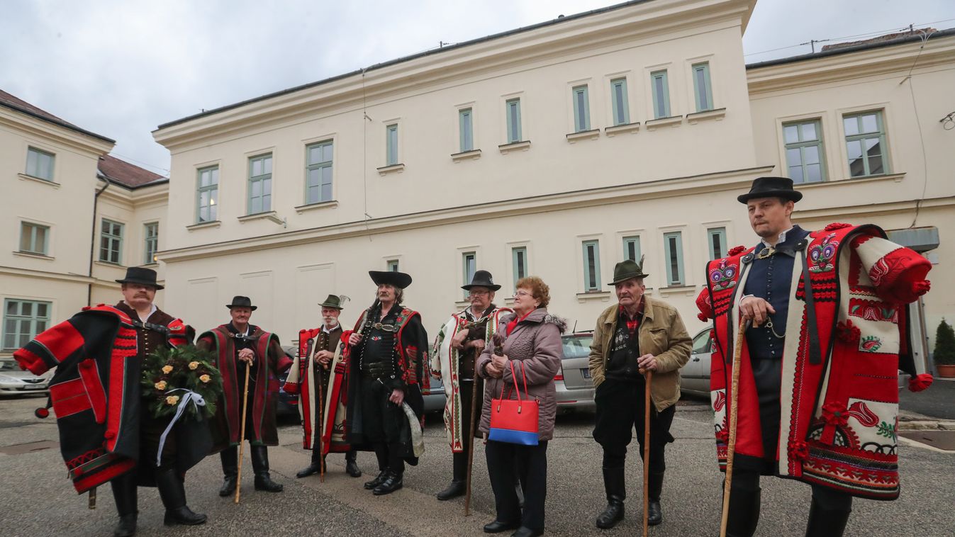 Balaton környéki betyárok találkoztak és koszorúztak az egykori veszprémi várbörtönnél