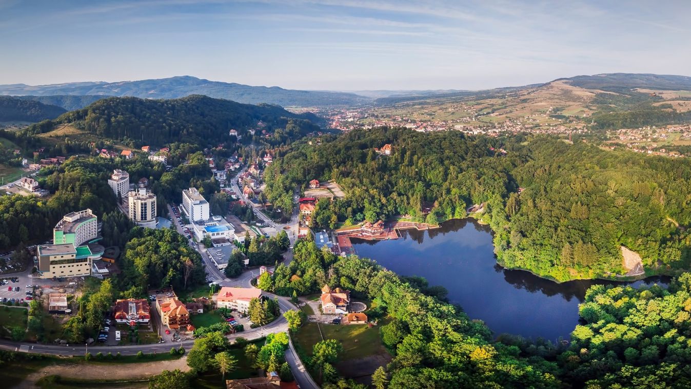 Felemelő élményekkel kecsegtet az erdélyi Medve-tó strandja