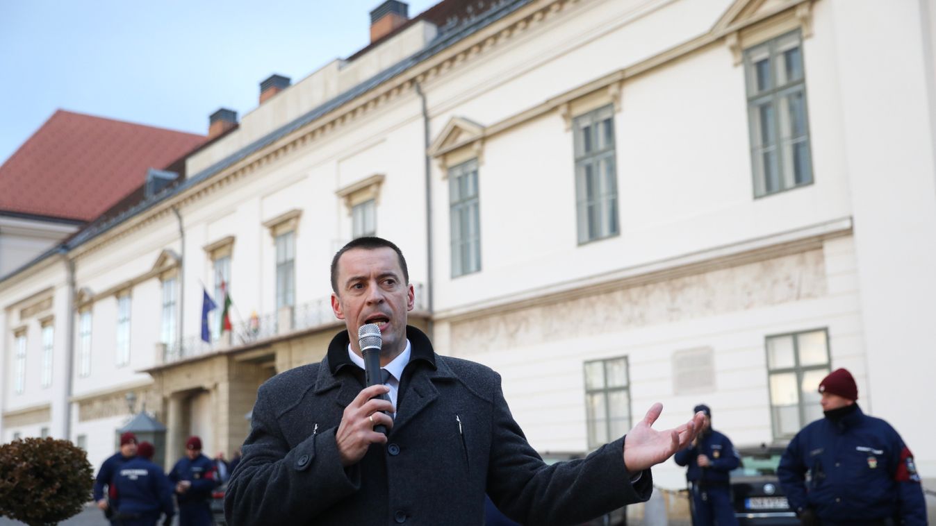 Náci karlendítéssel pózolt esküvői fotózásán a Jobbik elnökének felesége