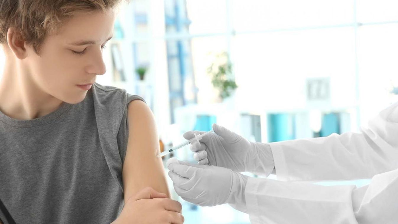 A kormány kiterjesztené a HPV elleni védőoltást a fiúkra