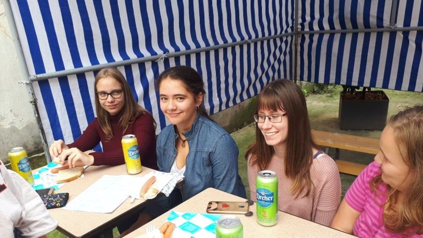 Oktoberfest ,,sörrel” és virslivel a Türrben