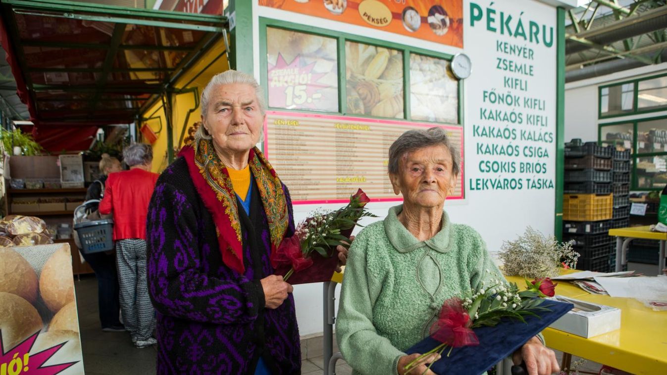 Évtizedek óta árusító asszonyokat köszöntöttek a vásárcsarnokban