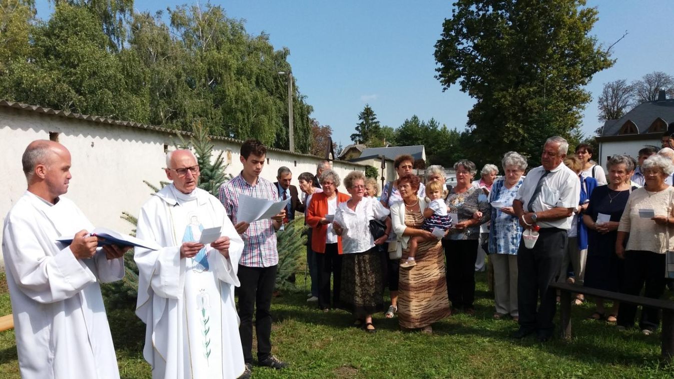 Megáldották a megújult lourdes-i barlangot Pápán