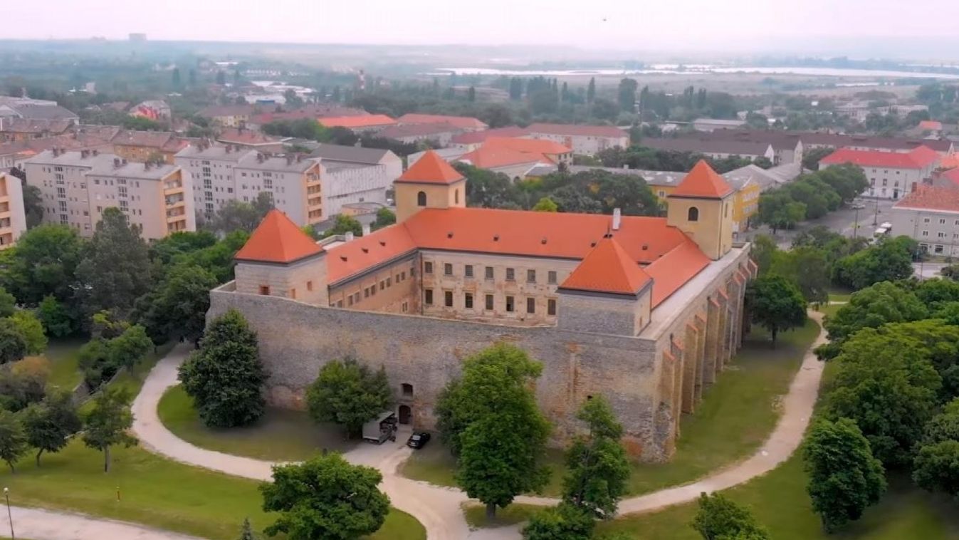 Lenyűgöző drónvideón Várpalota nevezetességei