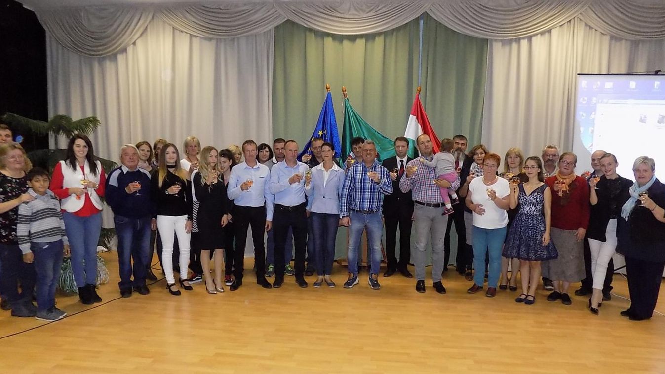 Koccintottak a Nemzeti Vágtán szereplők és a települések képviselői