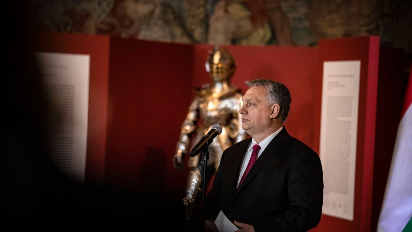 Orbán Viktor Krakkóban átadta II. Zsigmond Ágost lengyel király gyermekpáncélját