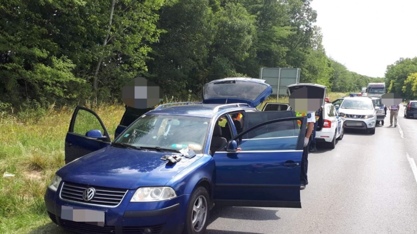 Egy embercsempészt és hat illegális migránst fogtak a pápai rendőrök