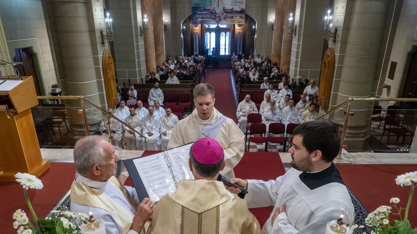 Papszentelés a veszprémi székesegyházban