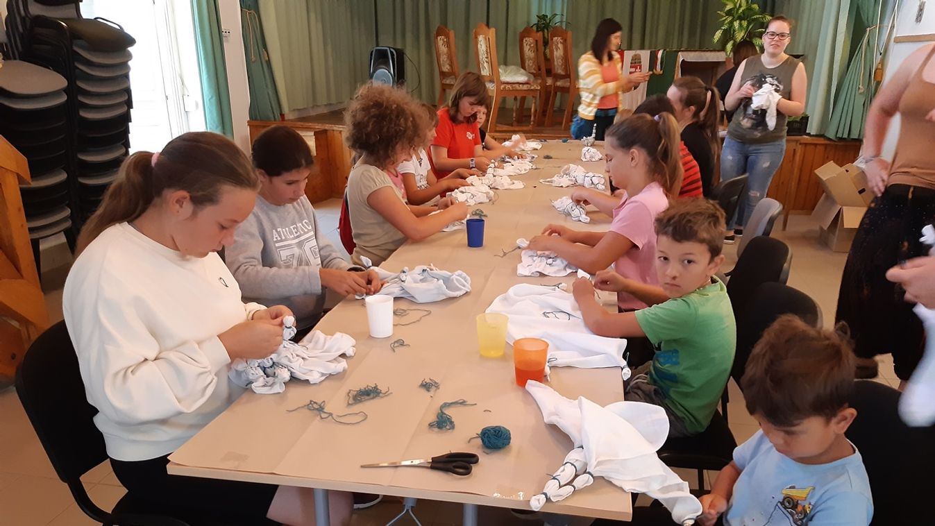 Buborékfóliával is festettek Cseszneken a gyerekek