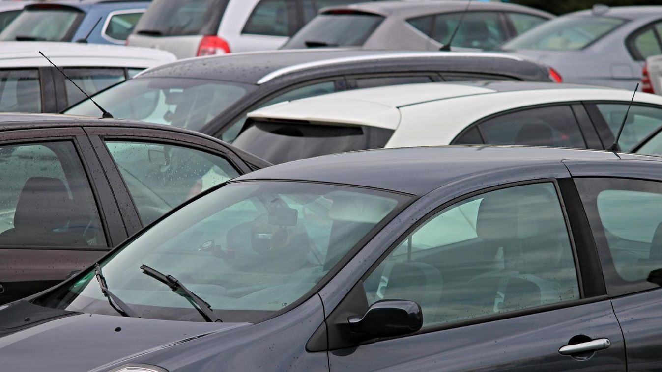 Keddtől már nem parkolhat ingyenesen a Vörösmarty téren