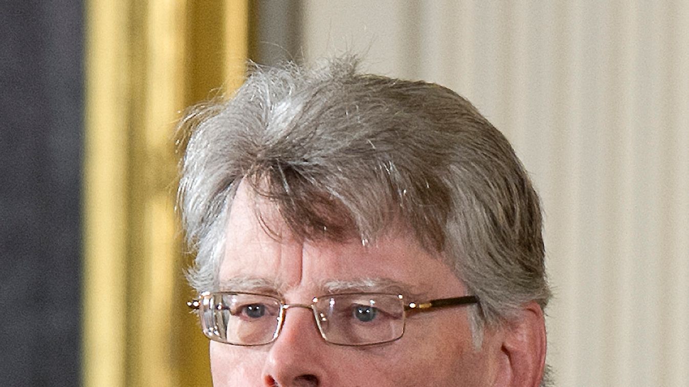 A világ egyik leghíresebb írója is törölte magát Facebookról