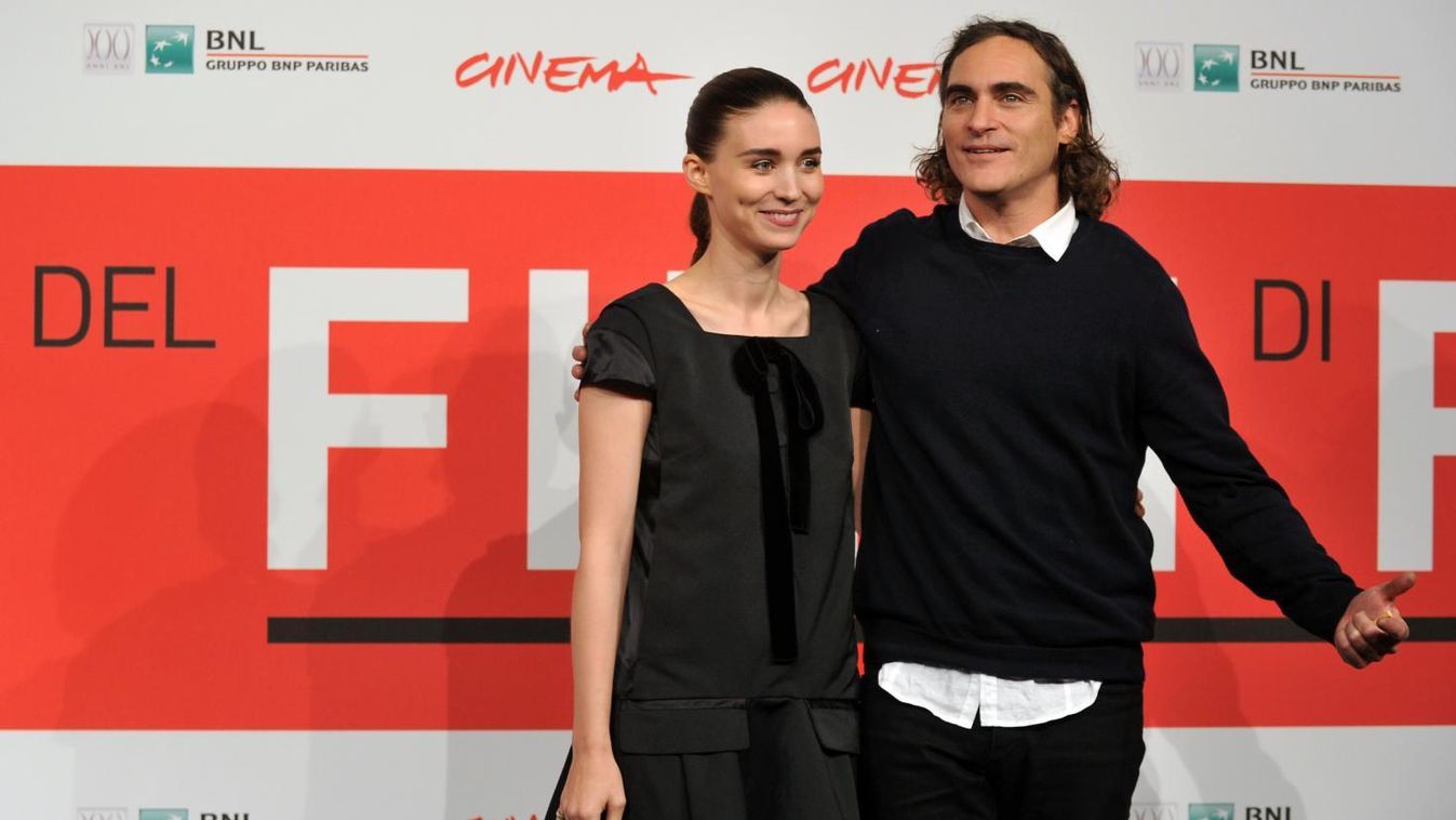Joaquin Phoenix eljegyezte Rooney Mara-t