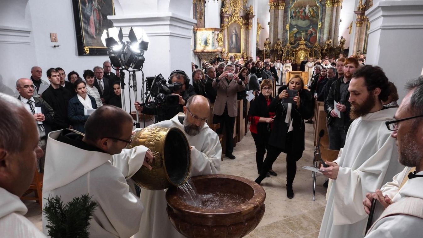 Zarándokok, szerzetesek ünnepelték a megújulást Bakonybélben