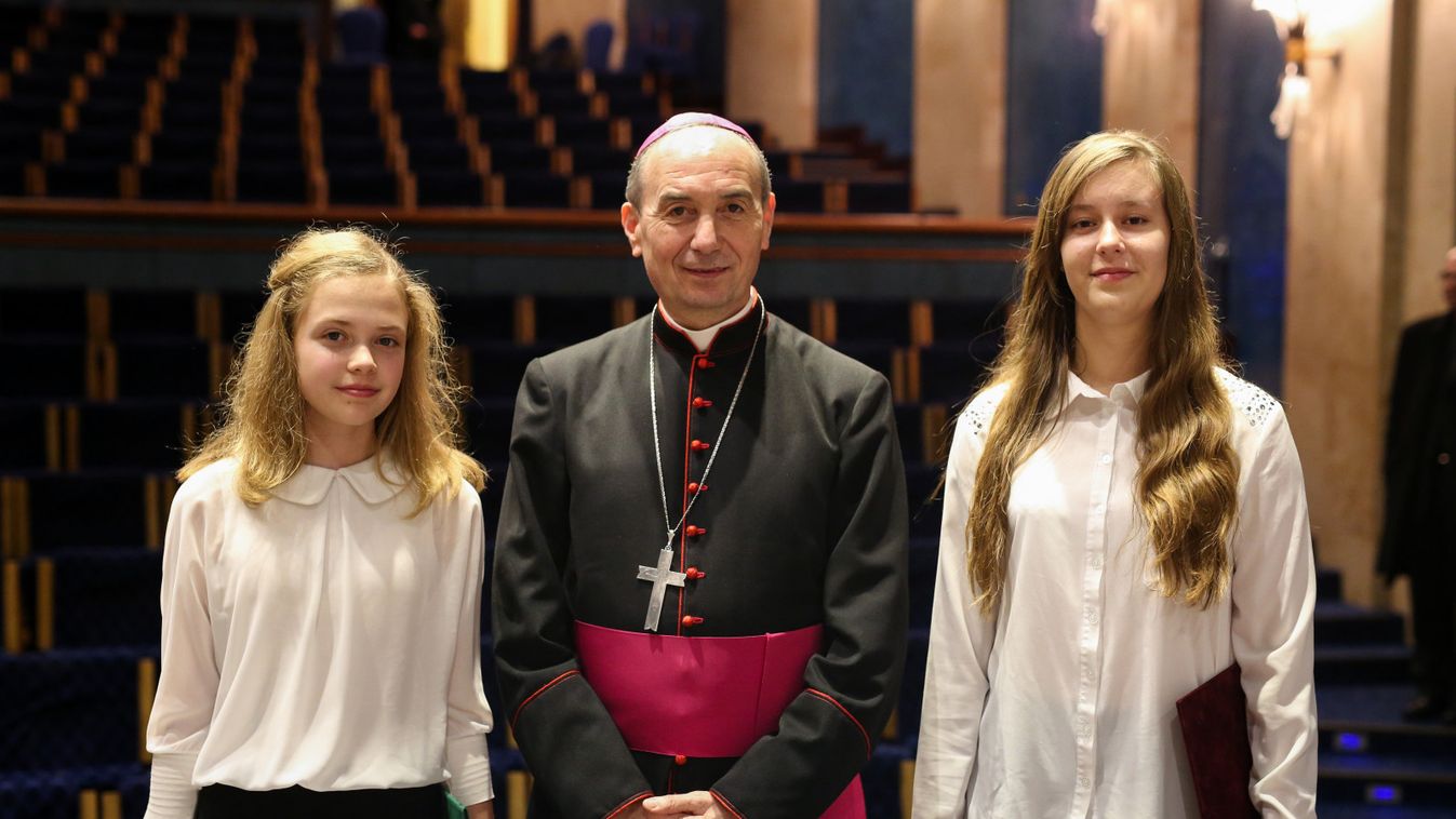 Pápai diákokat díjaztak a Szent Erzsébet-ünnepségen