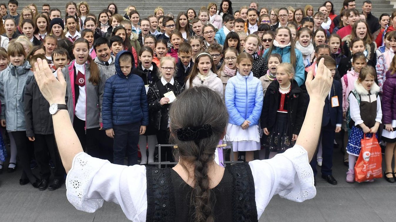 Kisdiákok énekeltek zsoltárokat az Országház előtt