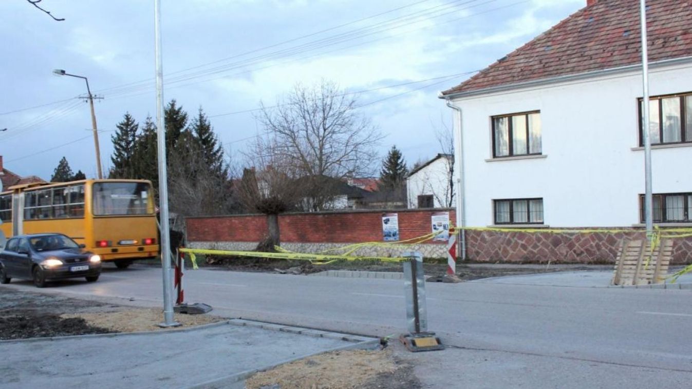 Elkezdődött: gyalogos-átkelőhelyeket, kerékpárutakat, településkapukat létesítenek Pápán