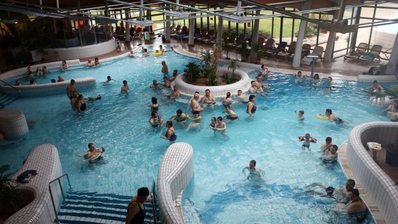 A pápai fürdő is csatlakozik a Strandok éjszakájához