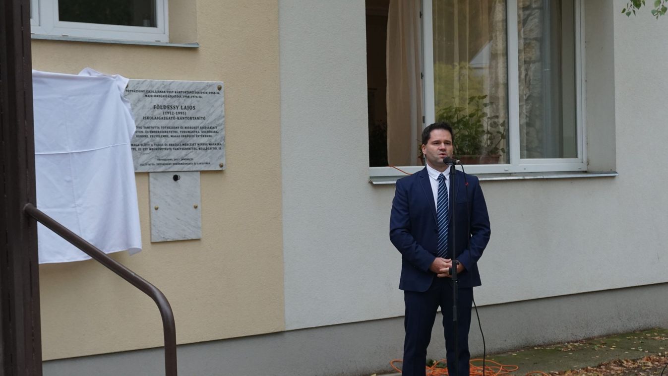Mostantól márványtábla őrzi a tótvázsonyi tanítónő emlékét