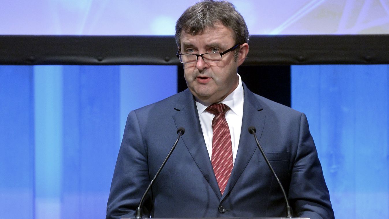Palkovics László a magyar akkumulátoripari képzés fejlesztéséről írt alá megállapodást