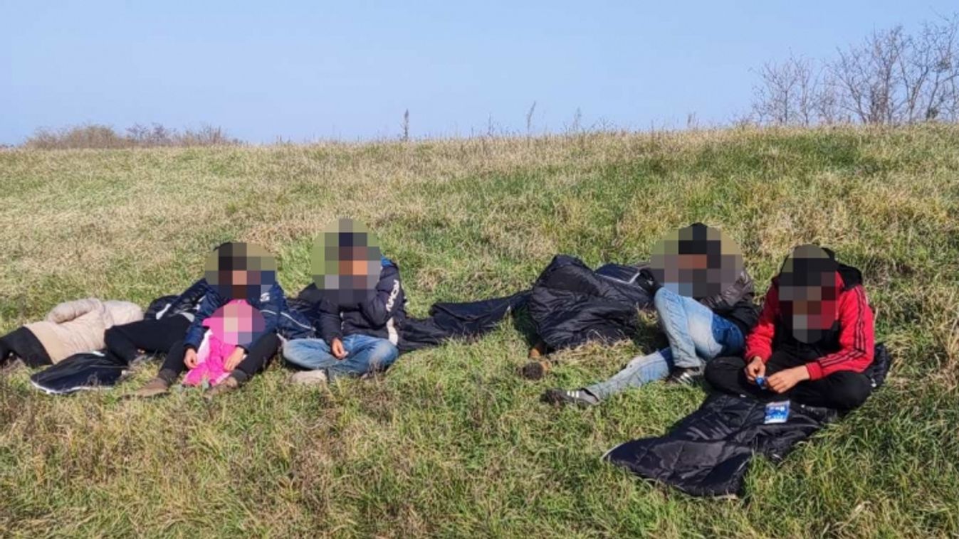 Két furgon, három embercsempész és 12 migráns Pápateszérnél