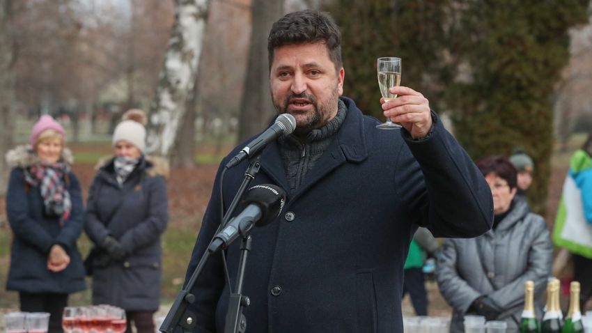 VEOL - Az emelkedés éve jöhet - Újévi köszöntő Balatonalmádiban