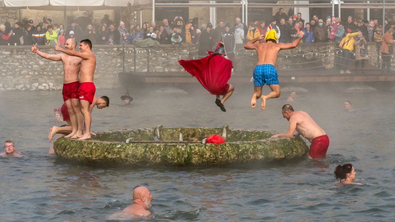 Jelmezekben, parókákban fürdőztek a tapolcai Malom-tóban