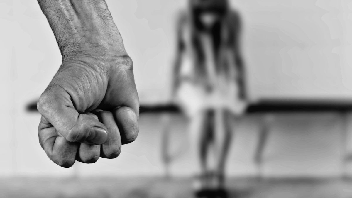 Ütötte-verte, folytatgatta és a megölésével fenyegette volt élettársat a pápai férfi