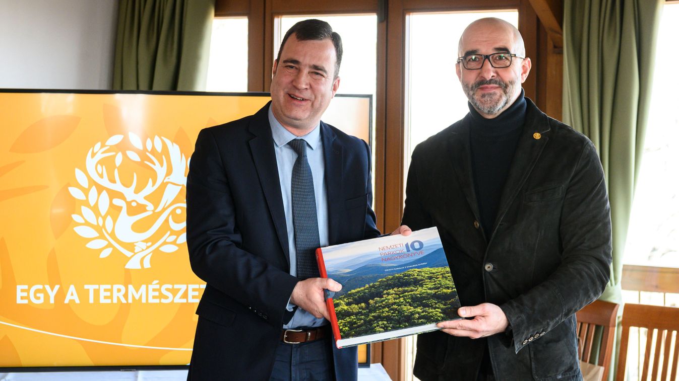 Átadták a nemzeti parkokról szóló exkluzív albumot