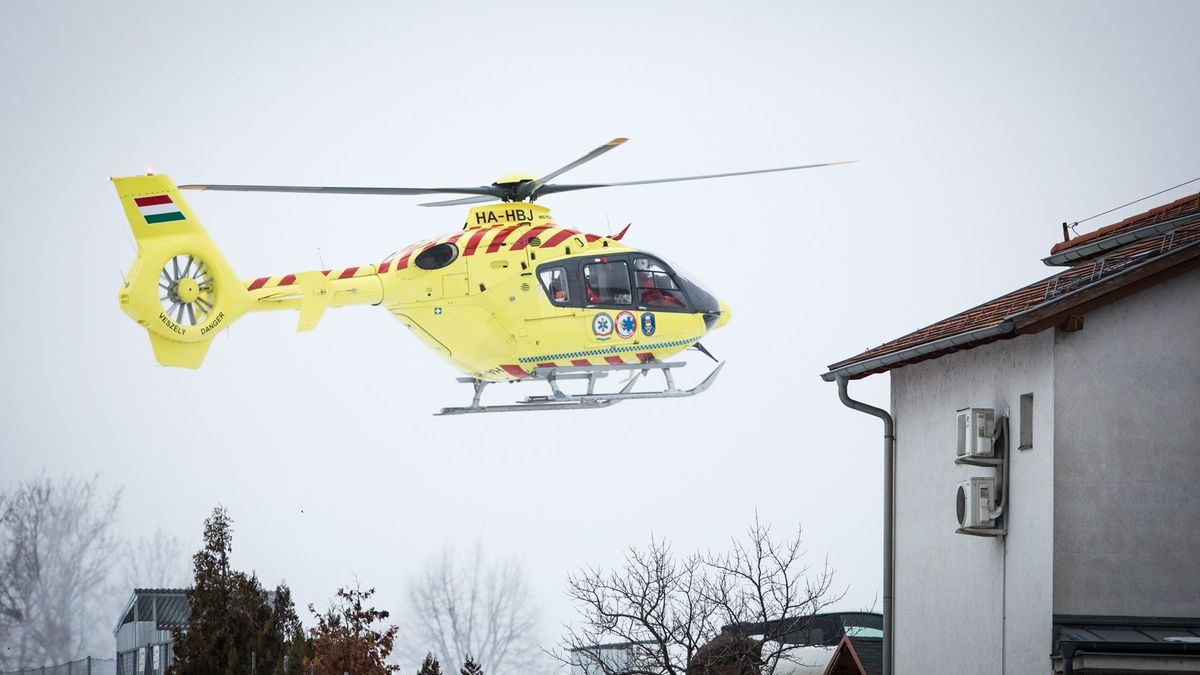 Két autó ütközött a 71-es főúton, mentőhelikopter is érkezett a helyszínre