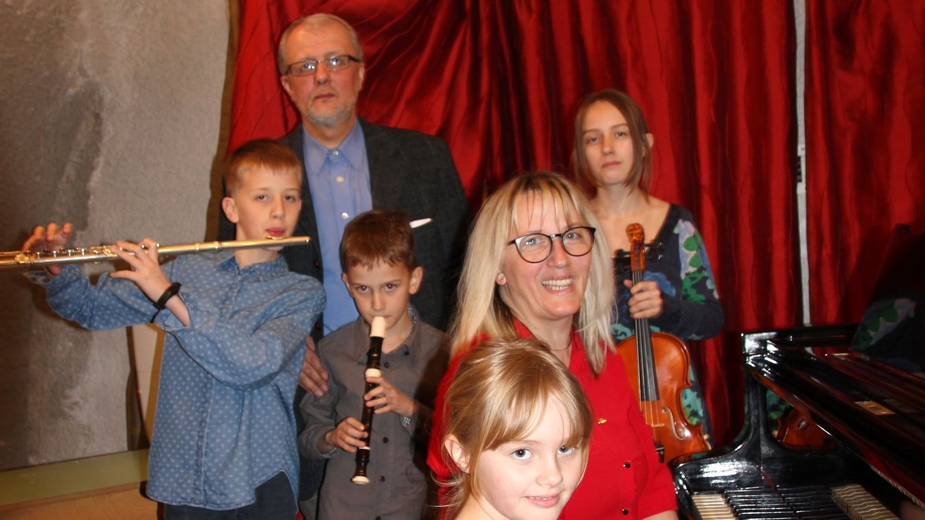 Két szülő, négy gyerek, hat hangszer - Egy igazi muzikális család Tapolcán