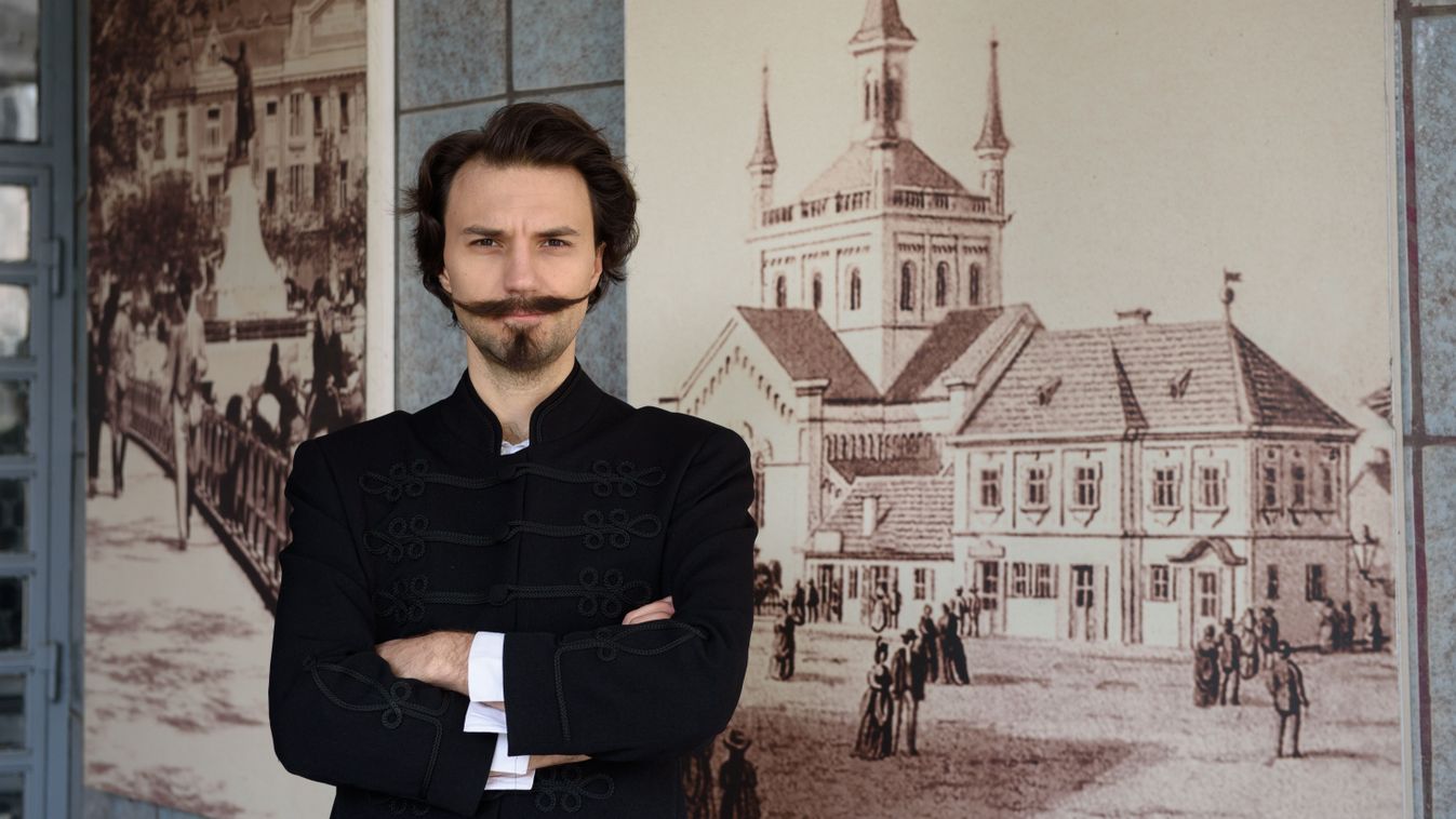 Fél életét Petőfi Sándorként éli a színész, százezreket ér el a TikTok-on