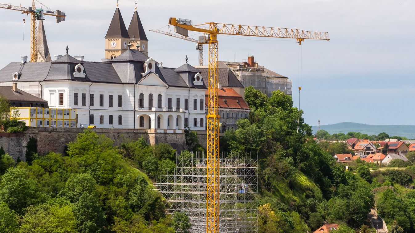 Tízemeletes háznál is magasabb a veszprémi vár melletti állványzat
