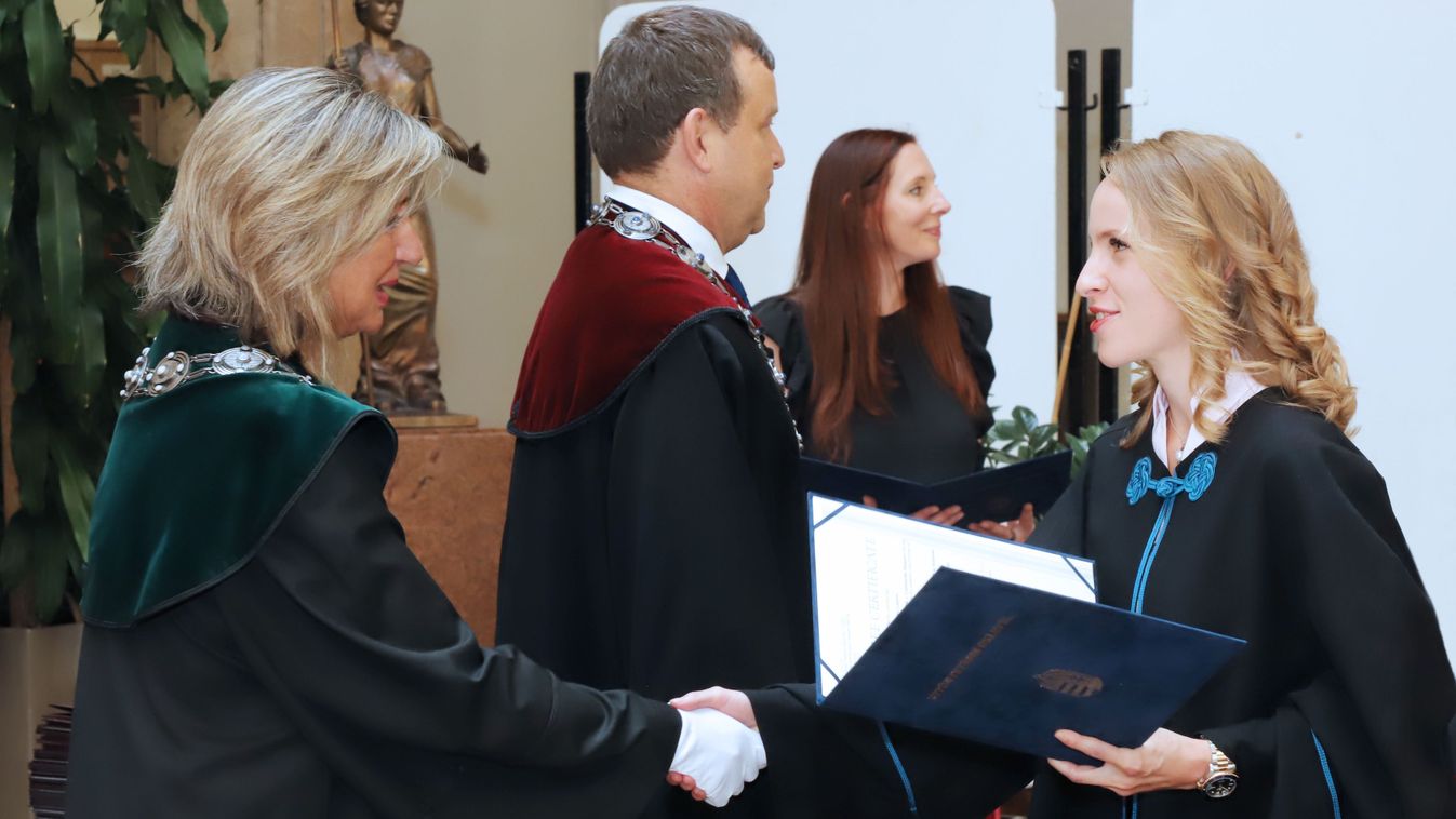 Átadták a Modern Filológiai és Társadalomtudományi Kar diplomáit