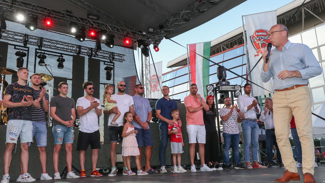 Éljenző szurkolók fogadták az együttest