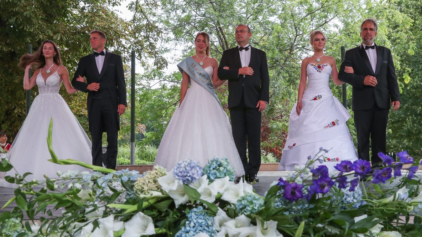 Bemutatkoztak Balatonfüreden az Anna-bál szépei