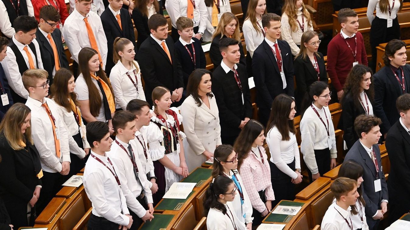 Novák Katalin köztársasági elnökkel közösen szavalta el 200 gyermek a Himnuszt