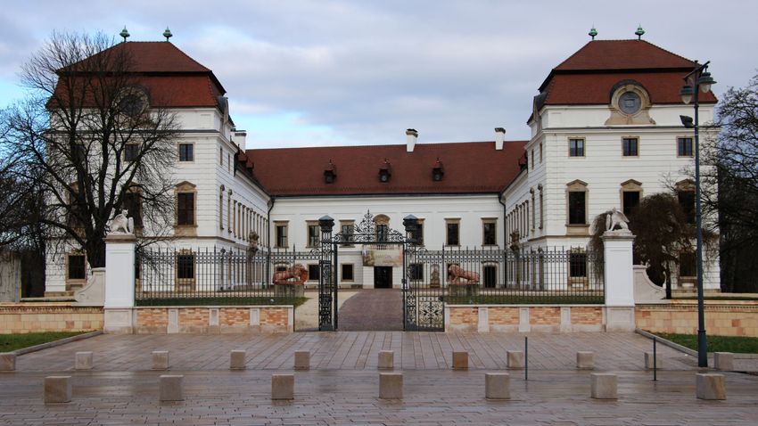 VEOL – Újra látogatható a pápai Esterházy-kastély