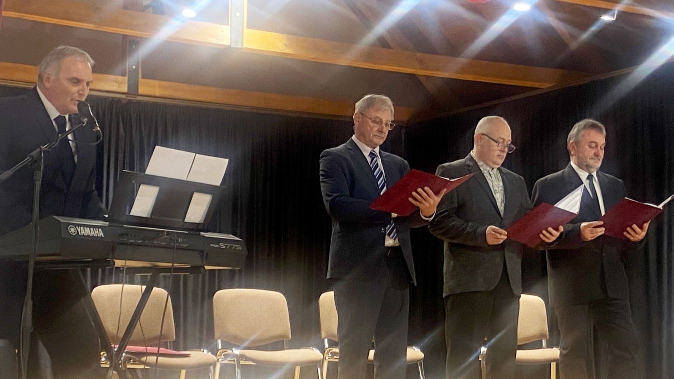 Bátor férfiak sanzonokat énekeltek a nőknek