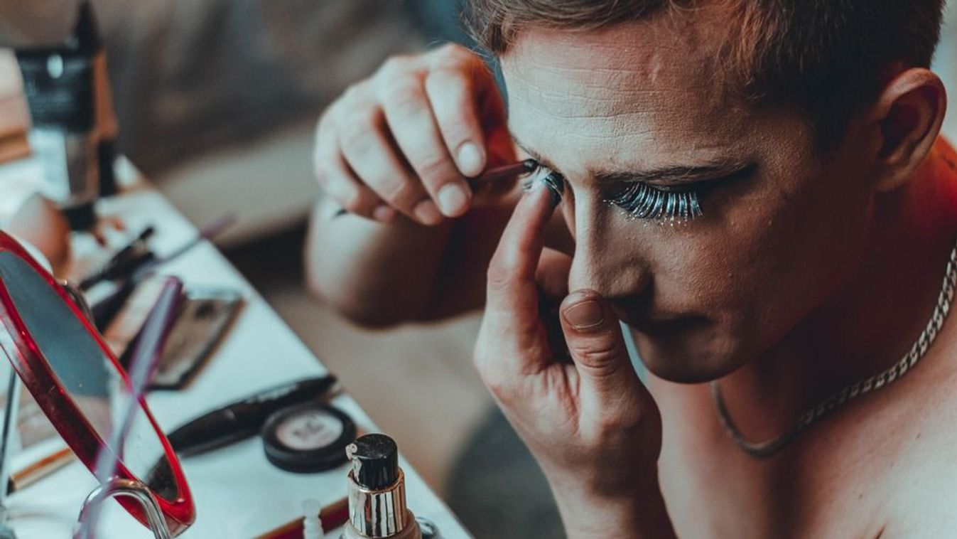 Nőnek öltözött férfiak fogdossák a gyerekeket egy budapesti szórakozóhelyen (fotó)