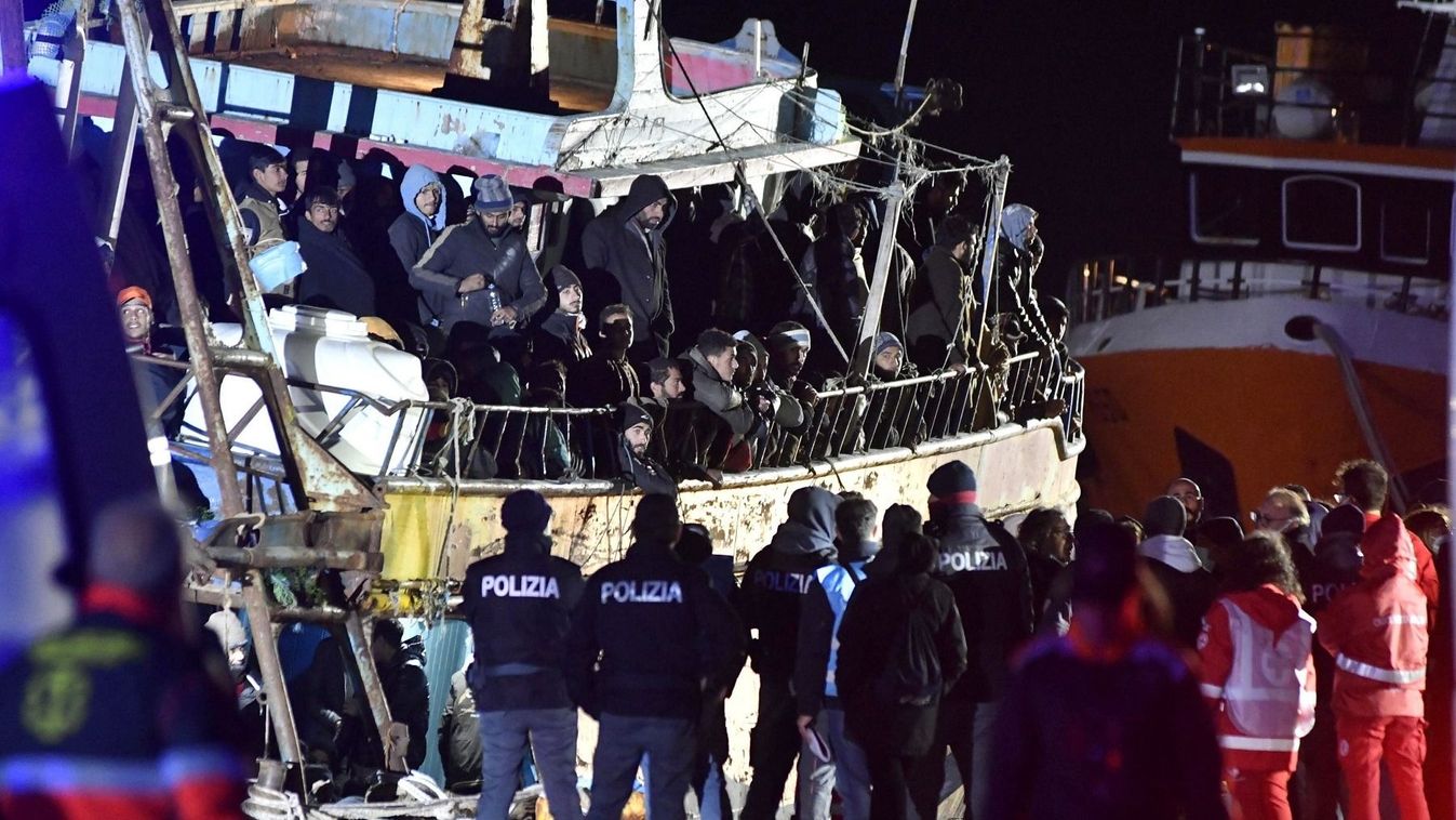 Több mint négyezer migráns érkezett egy nap alatt az olaszországi partokra