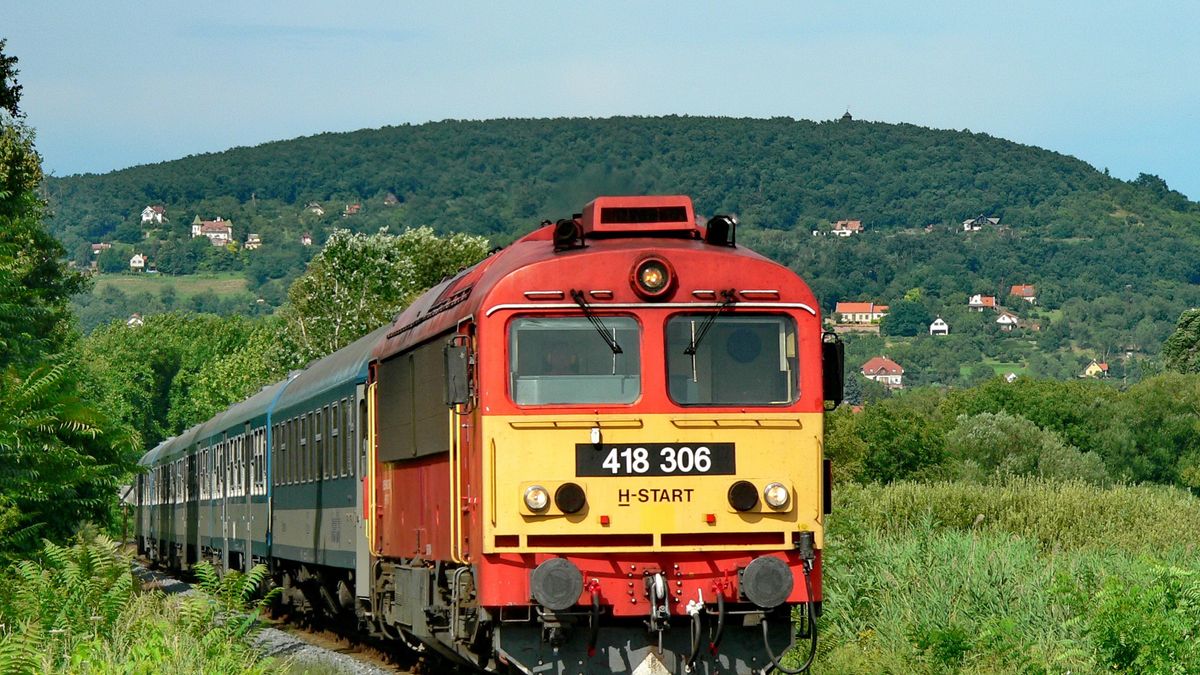 Pótlóbuszok járnak a vonatok helyett a Pápa - Csorna vasútvonalon