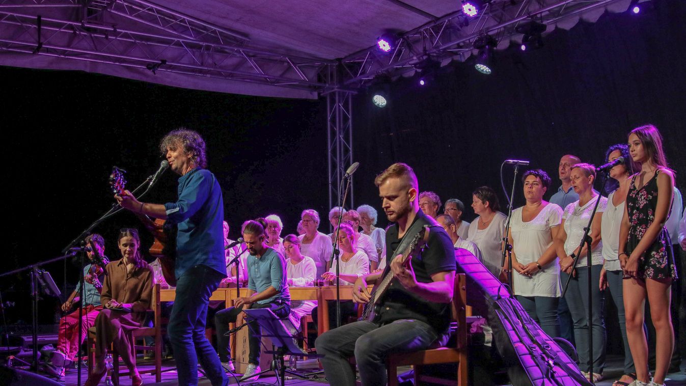 Harminc torokból szólt az Átölelt vidék