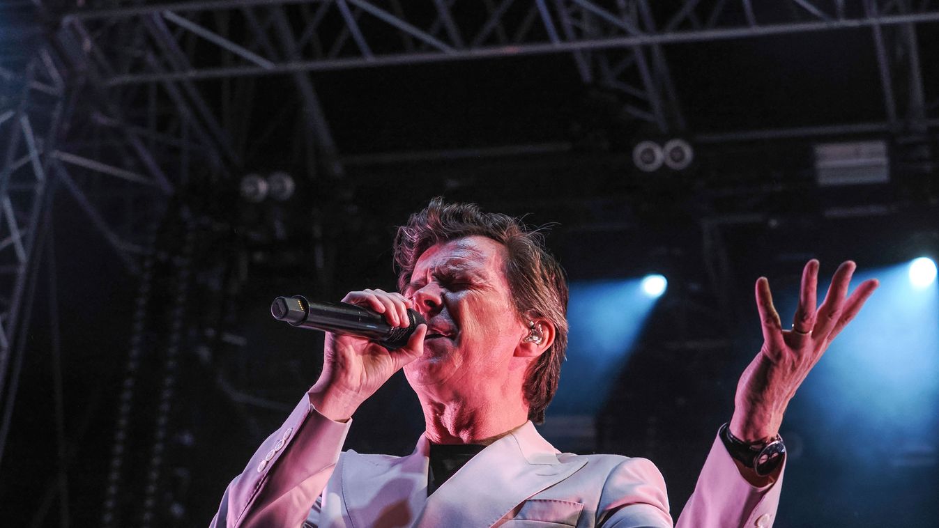 Az eső sem állíthatta meg Rick Astley-t a nagyszínpadon