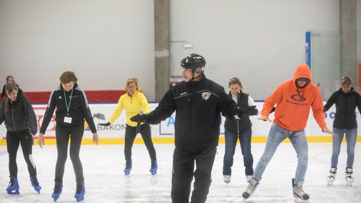 Testnevelő tanárok sajátíthatták el a jégsport alapjait (galéria)