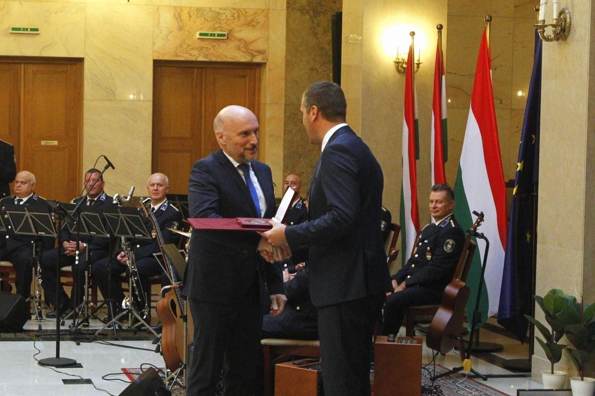 Tárnoki Richárd (szemben) a Belügyiminsztériumban vehette át kitüntetését balatonfüred  címezetes főjegyző