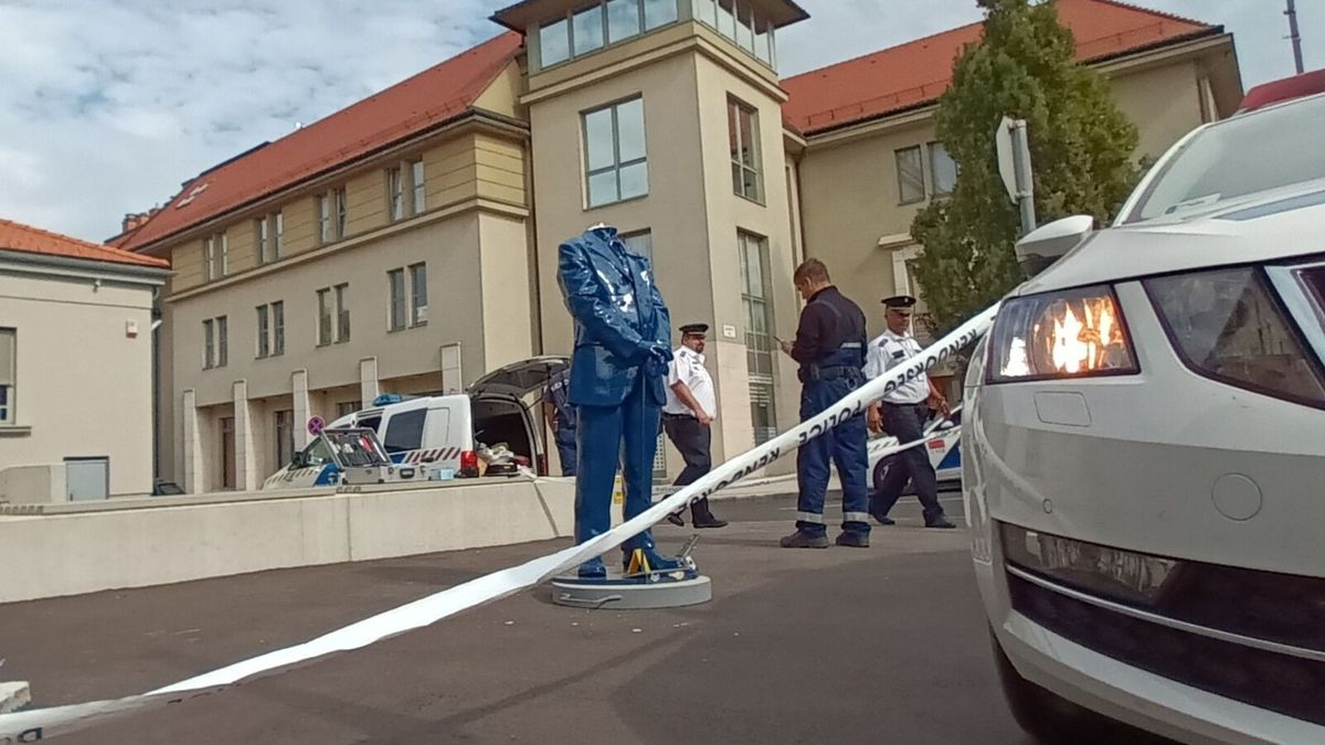 Pár nap után máris megrongálták Óvári Ferenc szobrát Veszprémben